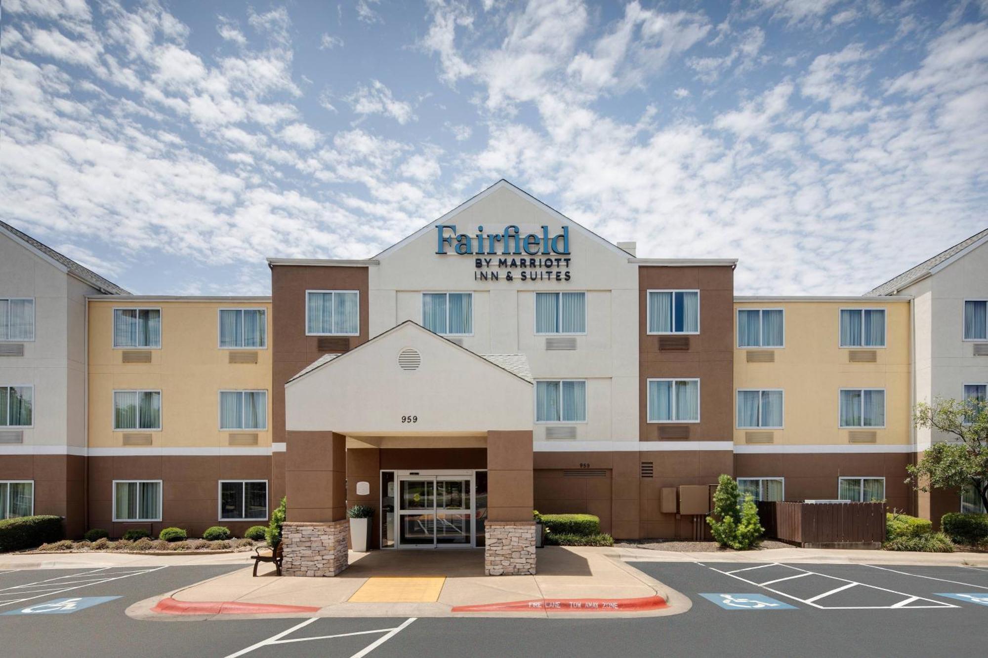 Fairfield Inn & Suites Austin University Area Exterior photo